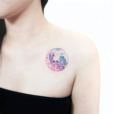 tatuaje de luna en el pecho mujer|tatuajes lunares llenas.